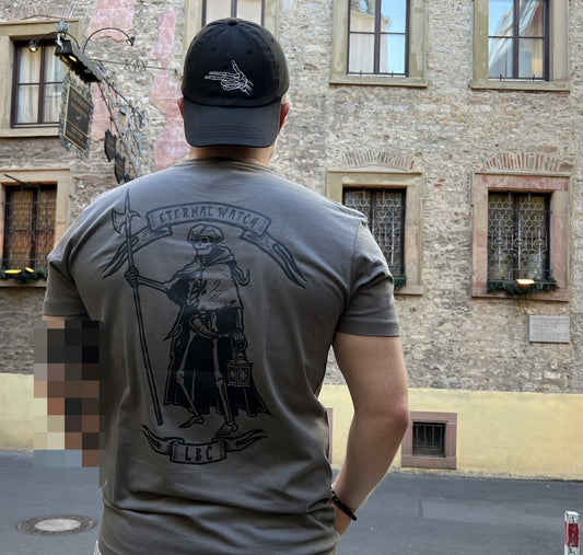 Lazy Bones Crew Eternal Watch T-Shirt mit Laternen-Print